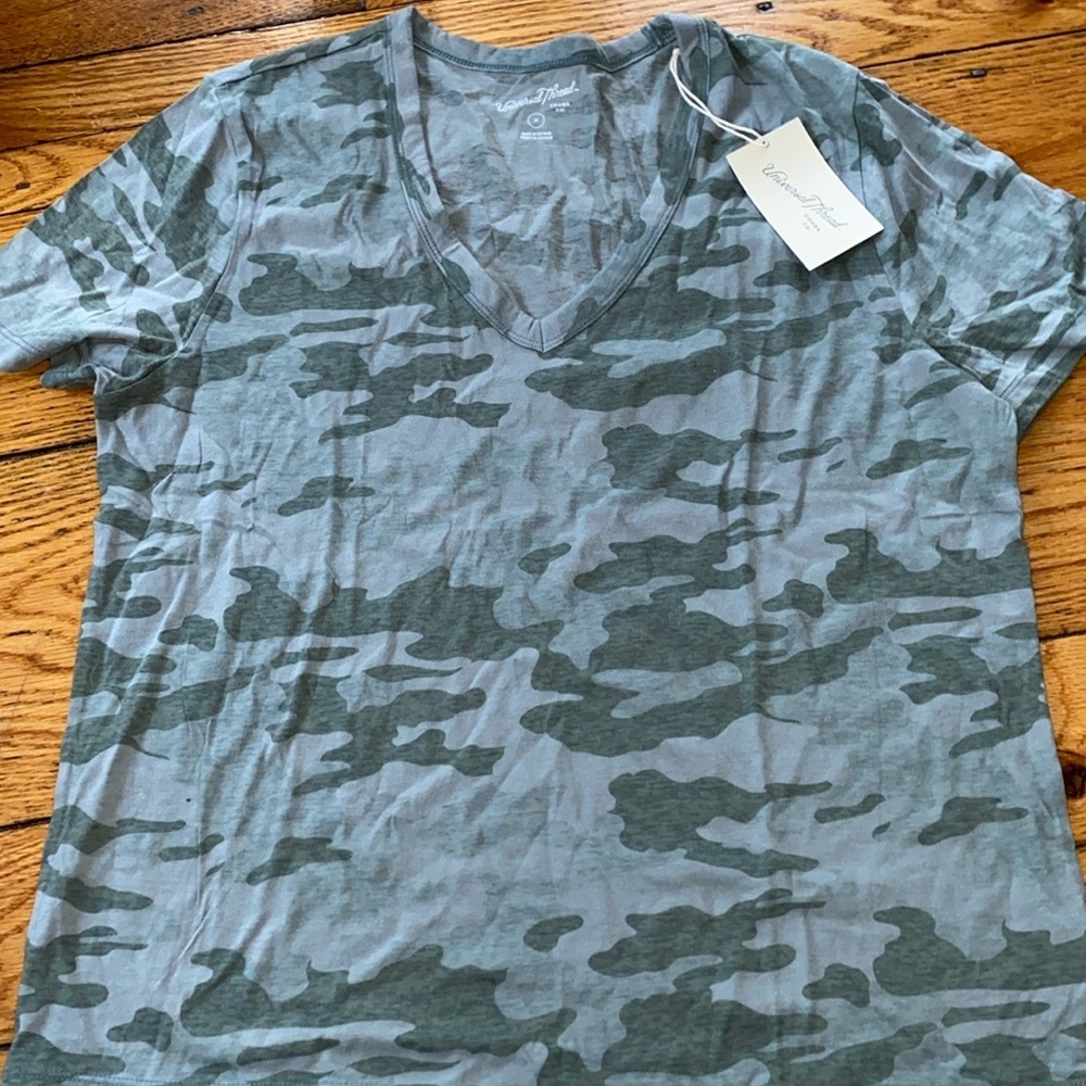 Universal threads camo size medium vneck nwt